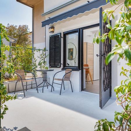 3 Minutes From The Beach: Lovely Studio Apartment Пула Экстерьер фото