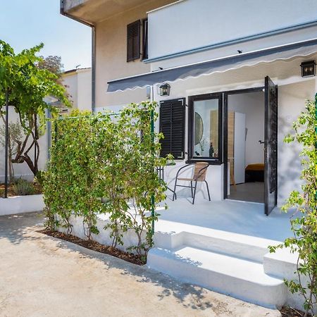 3 Minutes From The Beach: Lovely Studio Apartment Пула Экстерьер фото