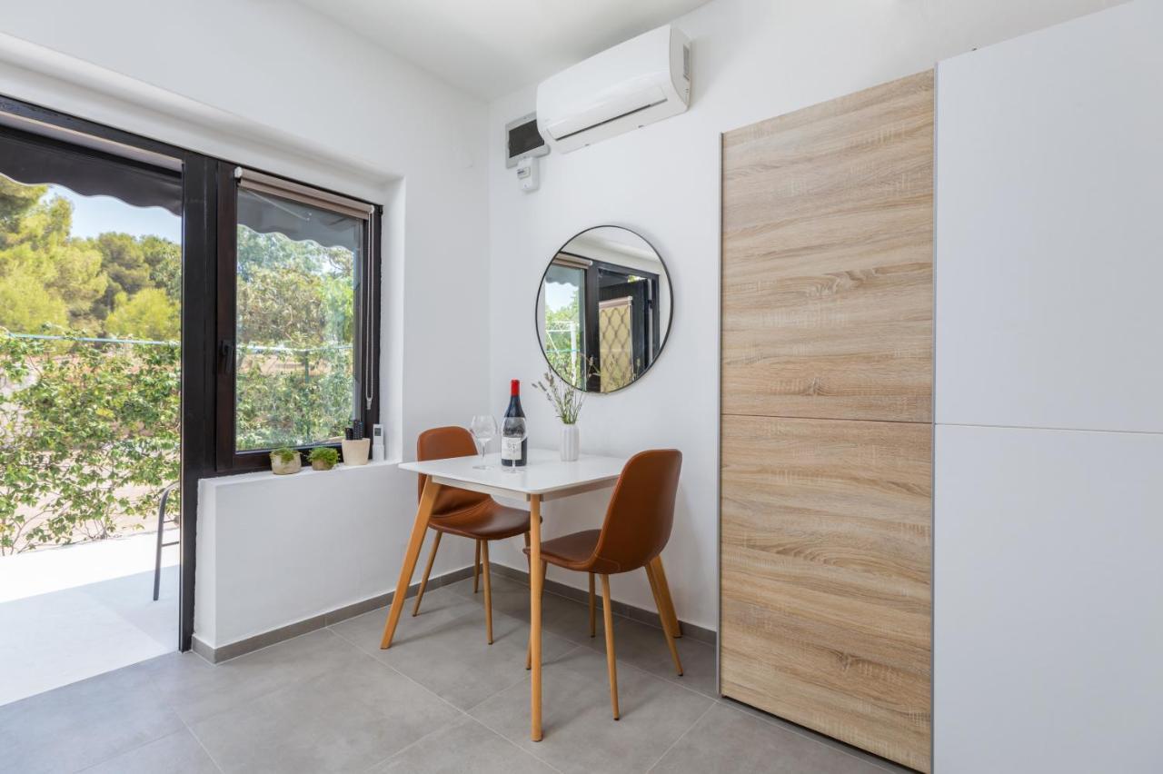 3 Minutes From The Beach: Lovely Studio Apartment Пула Экстерьер фото