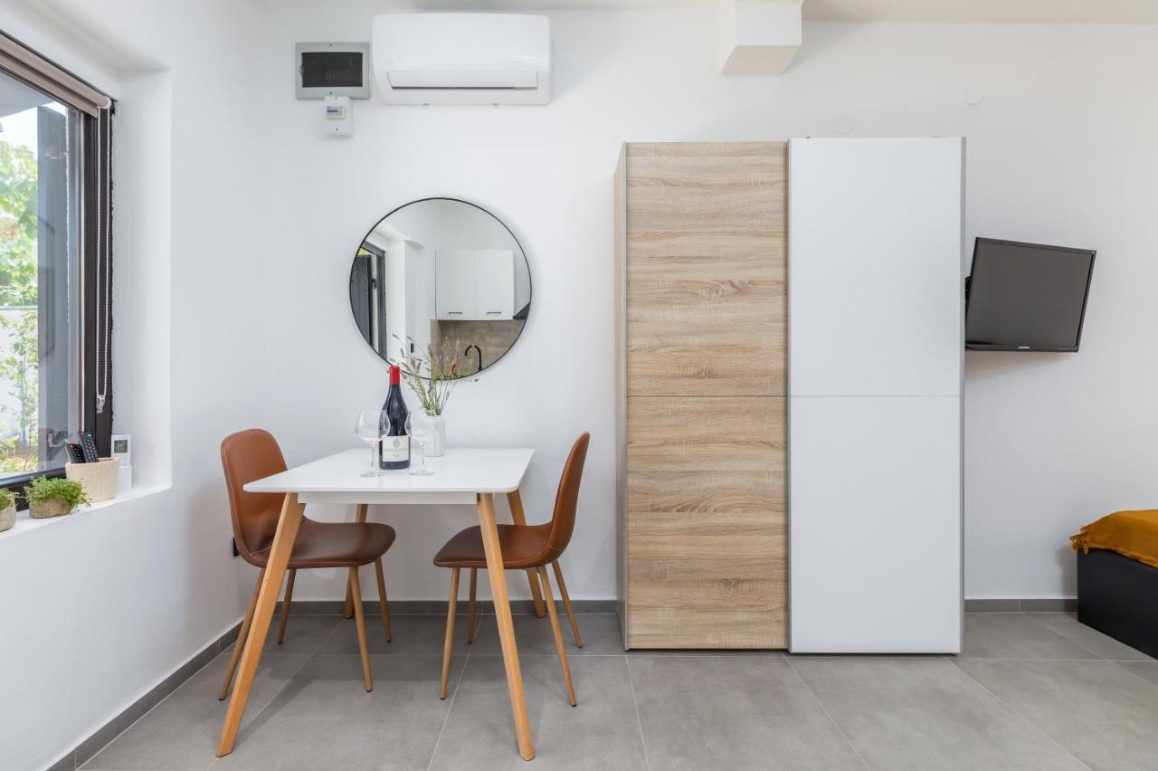 3 Minutes From The Beach: Lovely Studio Apartment Пула Экстерьер фото