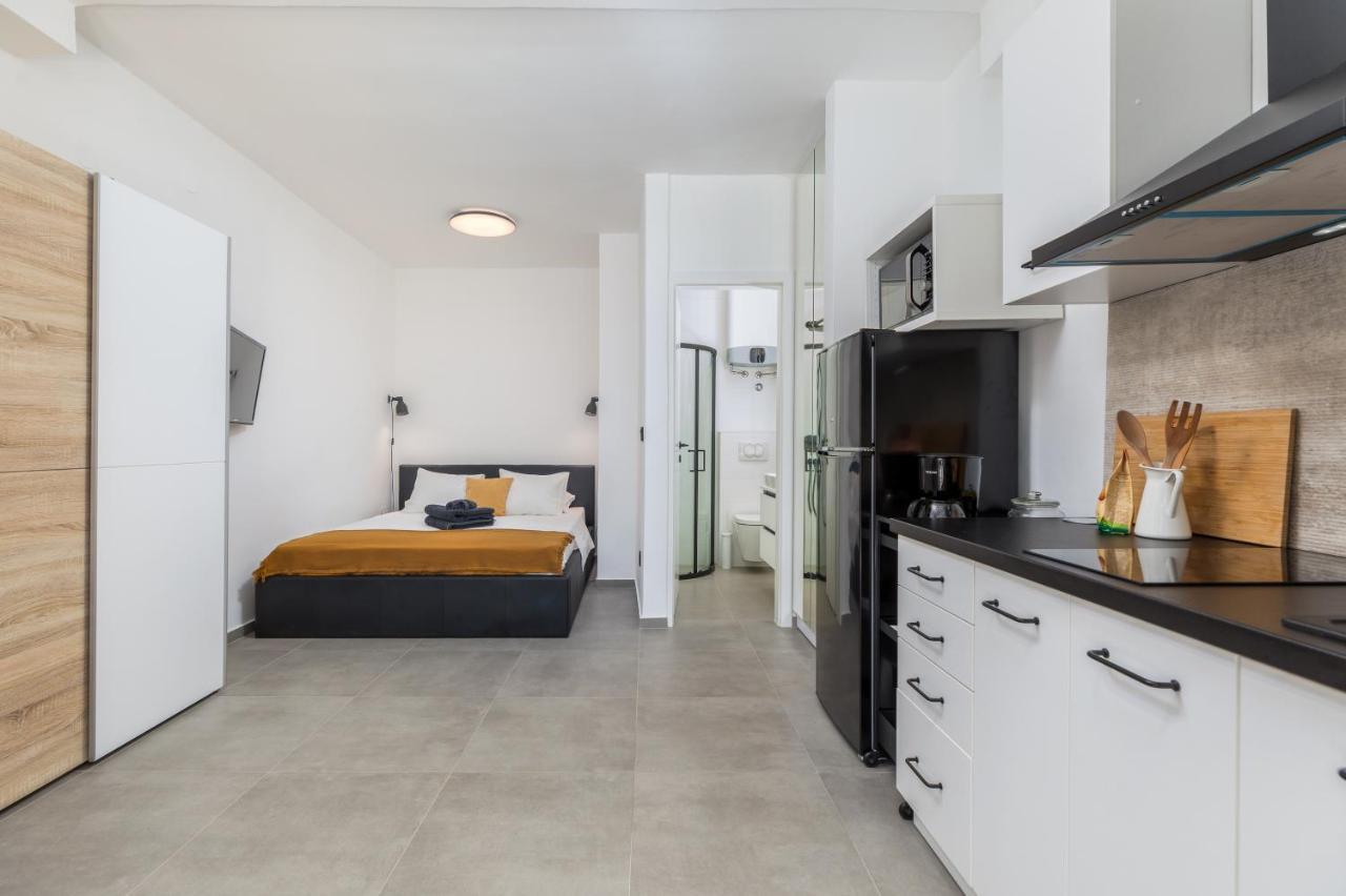 3 Minutes From The Beach: Lovely Studio Apartment Пула Экстерьер фото