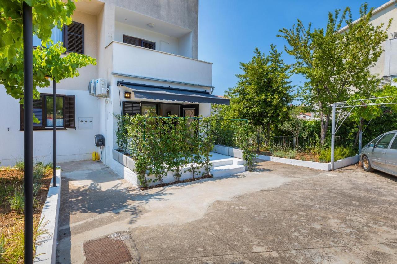 3 Minutes From The Beach: Lovely Studio Apartment Пула Экстерьер фото