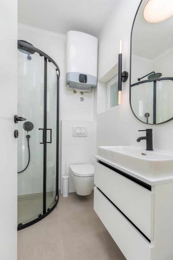 3 Minutes From The Beach: Lovely Studio Apartment Пула Экстерьер фото