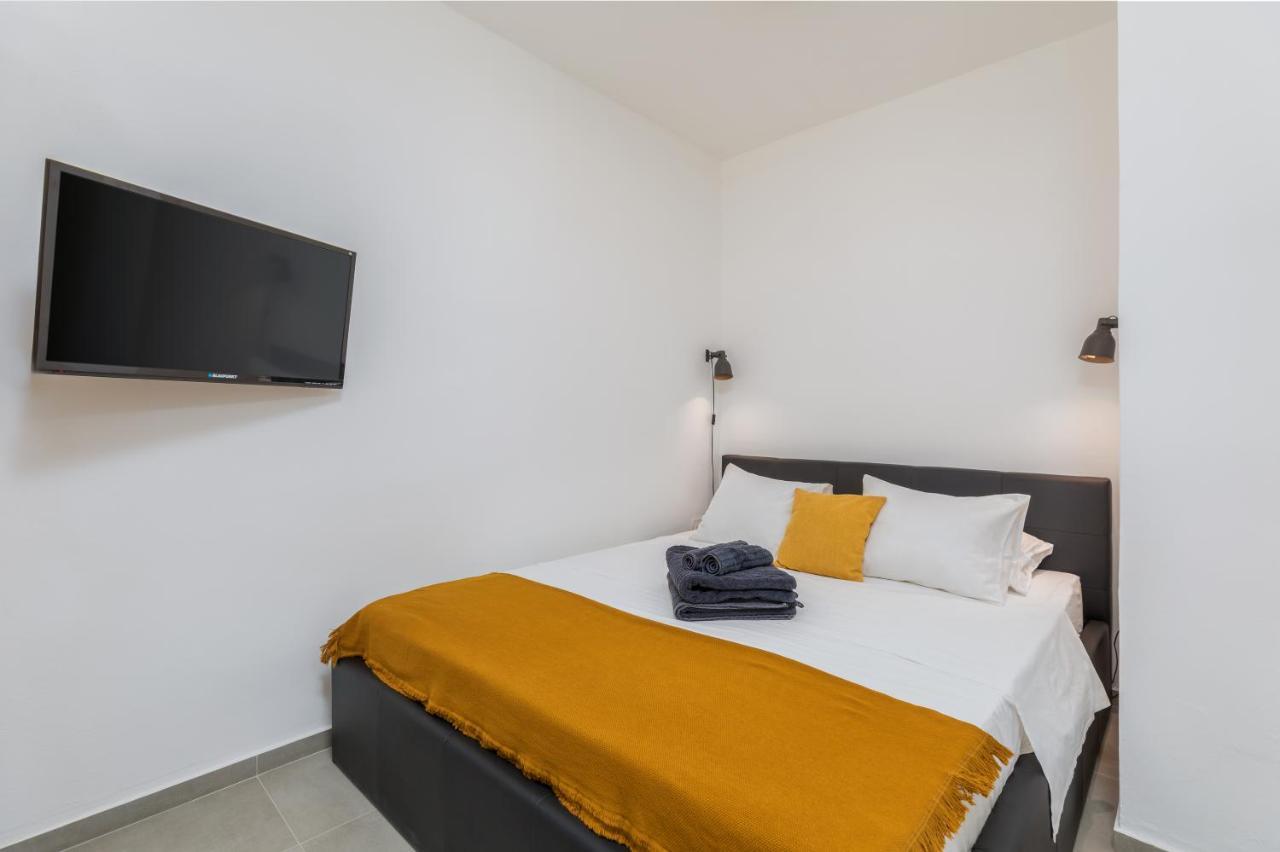 3 Minutes From The Beach: Lovely Studio Apartment Пула Экстерьер фото