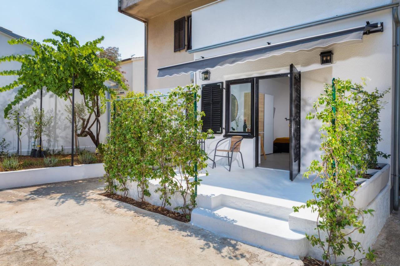 3 Minutes From The Beach: Lovely Studio Apartment Пула Экстерьер фото