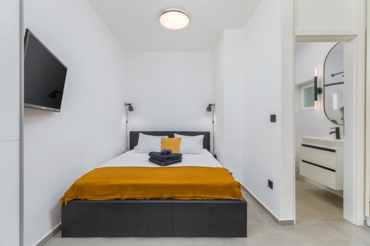 3 Minutes From The Beach: Lovely Studio Apartment Пула Экстерьер фото